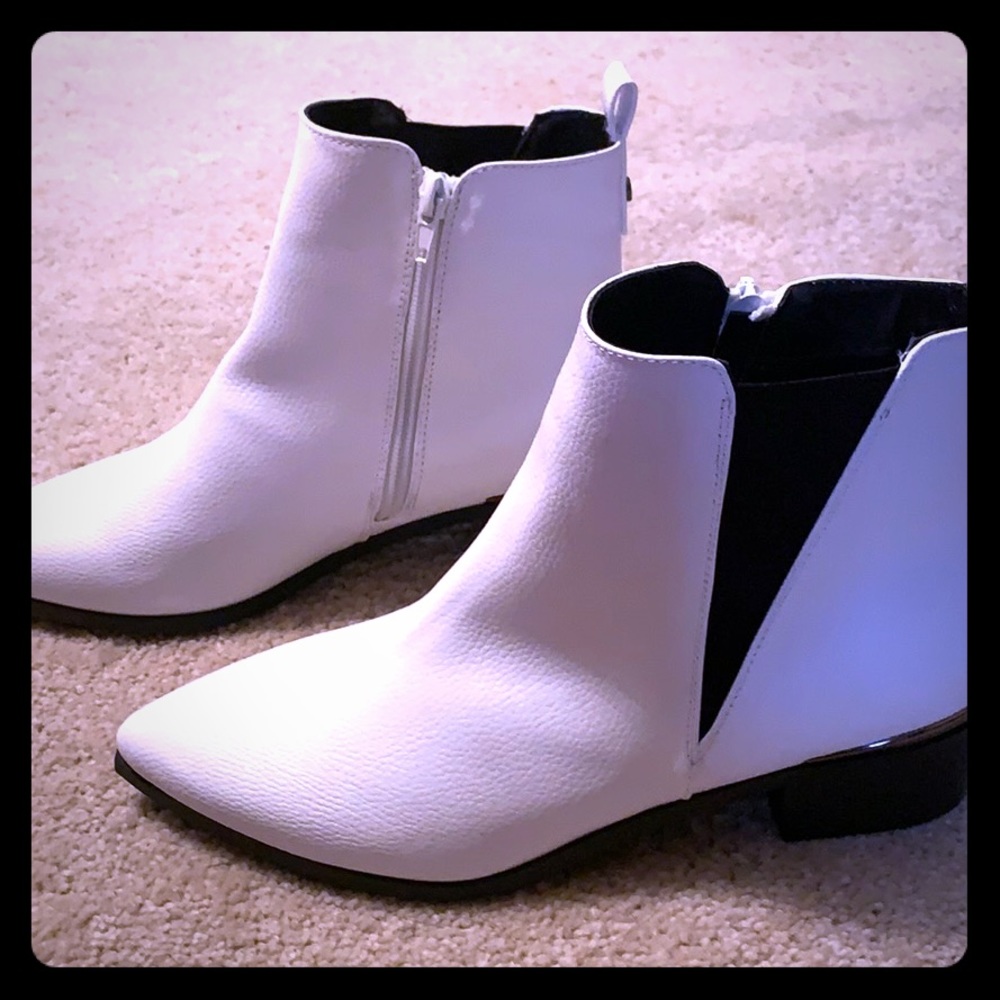 White Pointed toe Chelsea boots